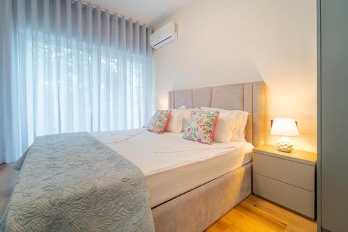 Casa Flores - 2 bedroom, Lift, AC, Car Parking - extra