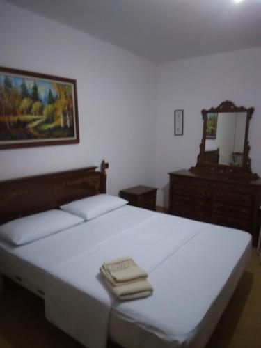 Ένα ή περισσότερα κρεβάτια σε δωμάτιο στο Vila Tahiri 3