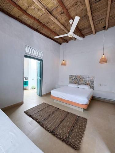 a bedroom with a bed and a ceiling fan at Casa Jardín de San Miguel in Honda