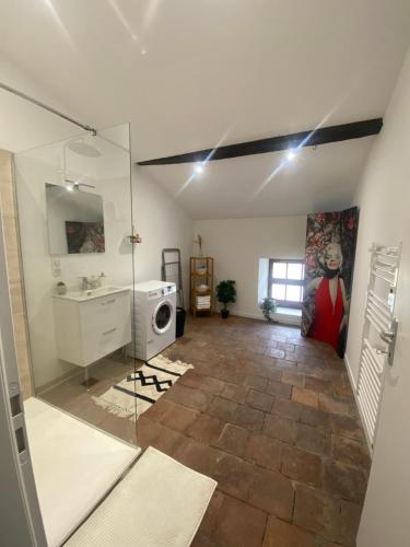 une salle de bain avec un lavabo et un miroir dans l'établissement Cozy loft, à Montauban