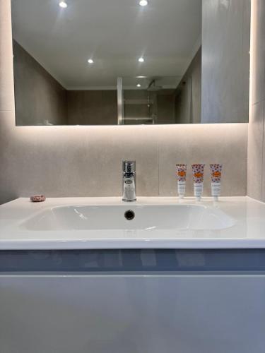 Un baño de Mala Beach Sea View