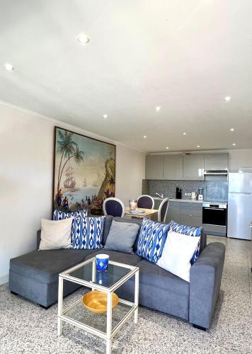 un salon avec un canapé et une table dans l'établissement Mala Beach Sea View, à Cap d'Ail