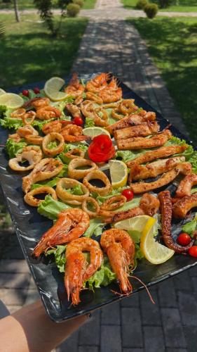 a tray of food with shrimp and lettuce and tomatoes at Kompleksi Turistik Leonardo in Shëngjin