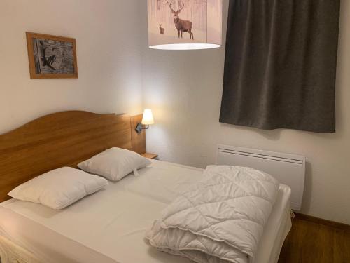 - un lit dans une petite chambre avec publicité dans l'établissement Appartement Duplex 6 ou 7 personnes dans chalet à 250 m des pistes, à Albiez-Montrond