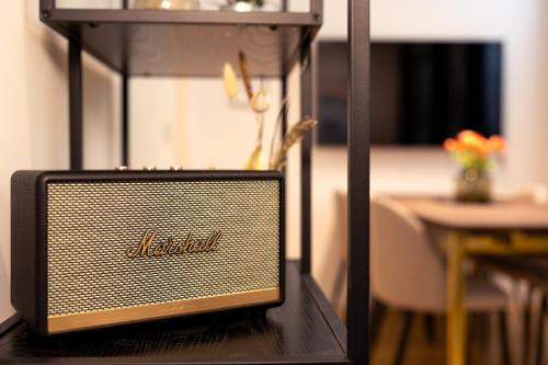 a radio sitting on a shelf in a room at SweetHome - Küche, Stellplatz, WLAN, Nähe S-Bahn in Munich