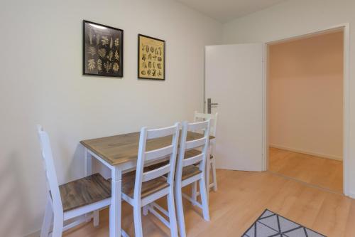 a dining room with a wooden table and chairs at SweetHome - Küche, Stellplatz, WLAN, Nähe S-Bahn in Munich