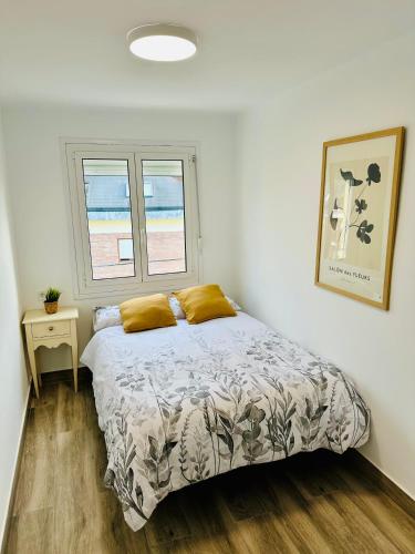 a bedroom with a bed and a window at Descubre Cantabria 2! A 4 minutos de Cabárceno y capacidad para 6 adultos! in Sarón