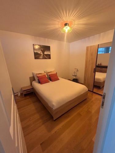 - une chambre avec un grand lit et un plafond lumineux dans l'établissement Appartement calme, à Montfermeil