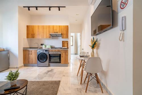 a kitchen with a washer and dryer and a table at AeroHarmony in Nouaceur