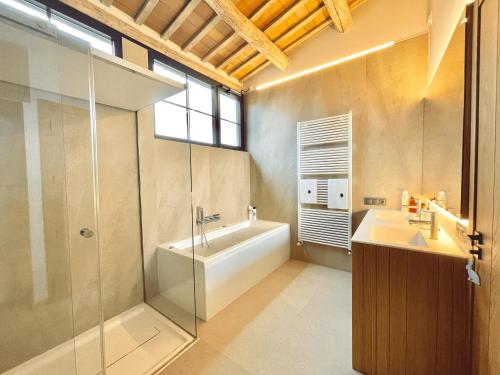 A bathroom at Torre Medieval de Queralt & Spa