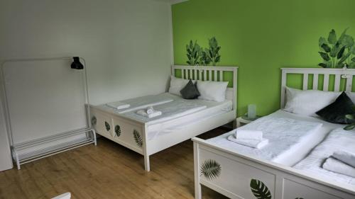 Postel nebo postele na pokoji v ubytování Dschungel-Apartment Steubenstr 13