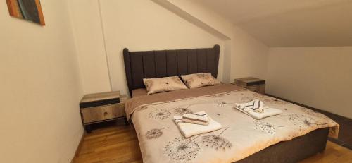 Un dormitorio con una cama con dos toallas encima. en Central Apartments in Skopje, en Skopje