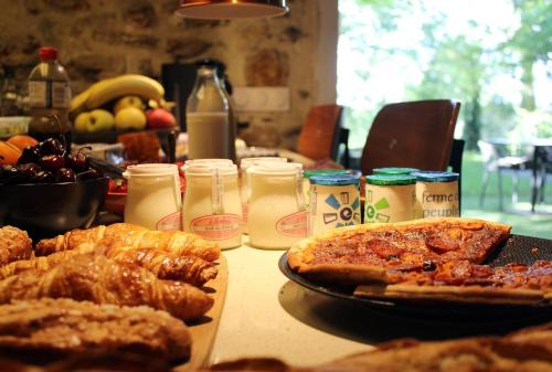 een tafel met daarop een tafel met pizza en gebak bij LA MAISON DE ROBINSON in Le Plessis-Robinson