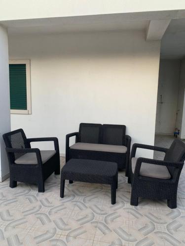 three chairs and a table in a room at Recanto da Paz in Pombal