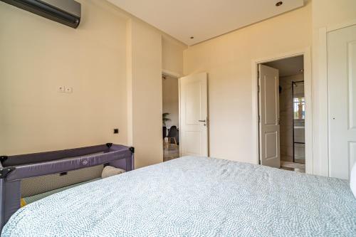 a bedroom with a purple bed in a room at AeroSuite in Nouaceur