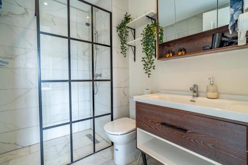 a bathroom with a toilet and a sink at AeroSuite in Nouaceur