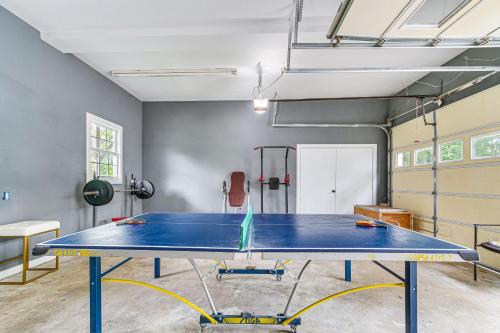 Stolní tenis v ubytování Spacious Durham Home with Fire Pit and Hot Tub! nebo okolí
