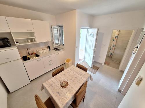 Η κουζίνα ή μικρή κουζίνα στο Sunny Bi-Pi Apartment