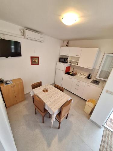 Η κουζίνα ή μικρή κουζίνα στο Sunny Bi-Pi Apartment