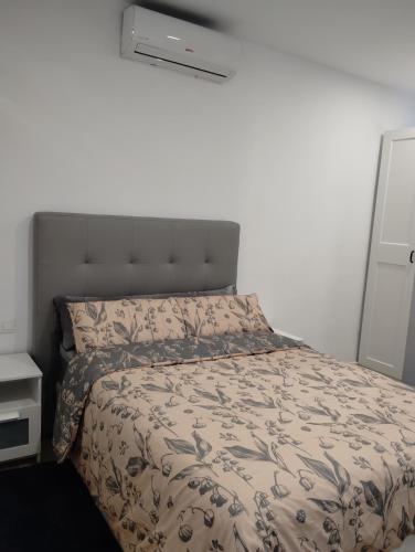 a bedroom with a bed with a comforter at Apartamento Plaza Palmeras in Burjassot