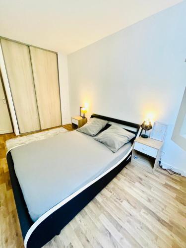 une chambre avec un grand lit dans une pièce dans l'établissement Appart Guy Moquet, à Champigny-sur-Marne