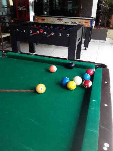 Meja biliard di The House Hotel