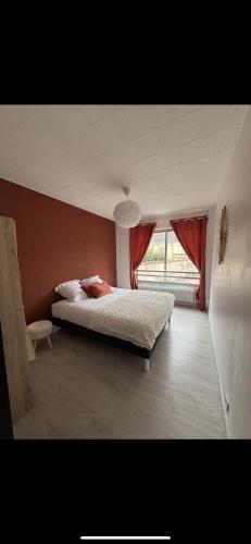 une chambre avec un grand lit et une fenêtre dans l'établissement Grand appartement Roanne centre, à Roanne