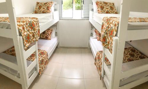 Camera con 3 letti a castello e finestra di Apartamento de 3 quartos em Jurerê a Florianópolis