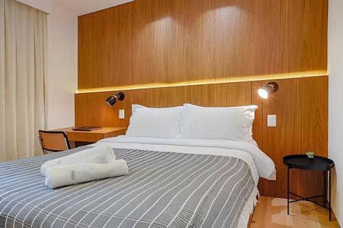a bedroom with a large bed with white pillows at HomeCO - Conforto na esqui praia in Niterói