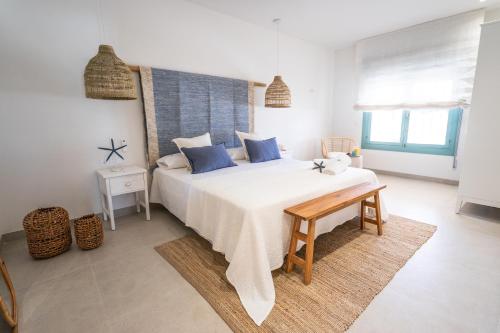 En eller flere senge i et værelse på Villa Taray