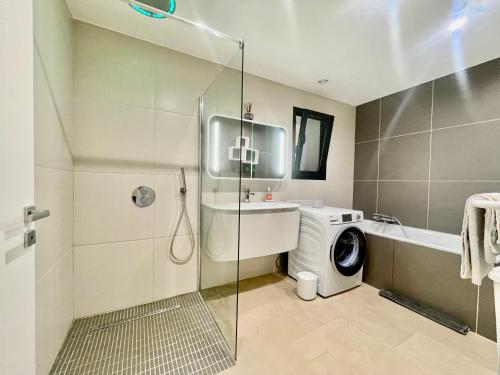 une salle de bain avec une machine à laver et un lave-linge dans l'établissement Villa Floralie, à Vidauban