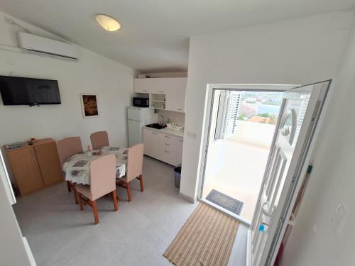 Η κουζίνα ή μικρή κουζίνα στο Sunny Bi-Pi Apartment