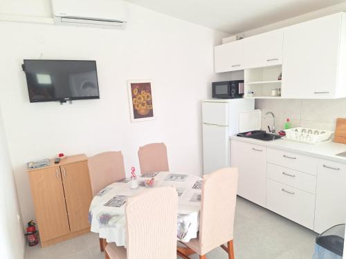 Η κουζίνα ή μικρή κουζίνα στο Sunny Bi-Pi Apartment