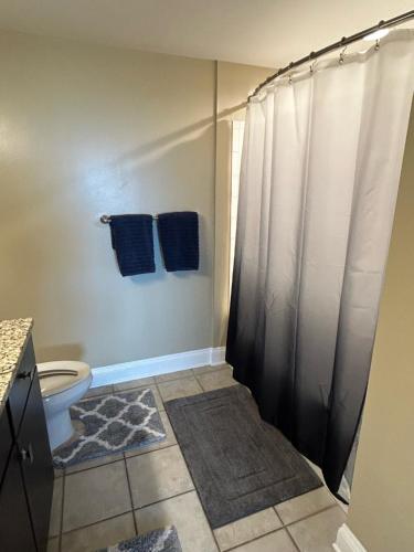 Ένα μπάνιο στο Spacious 2 Bedroom 2 Bathroom Apartment with Balcony in Uptown Charlotte! City Views & Free Parking!