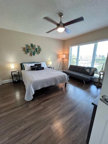 Ένα ή περισσότερα κρεβάτια σε δωμάτιο στο Spacious 2 Bedroom 2 Bathroom Apartment with Balcony in Uptown Charlotte! City Views & Free Parking!