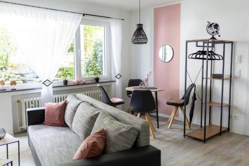 Posezení v ubytování BEST STAY moderne Stadtwohnungen in Hünfeld - Küche, Schlafsofa, Terrasse oder Balkon WLAN Smart TV