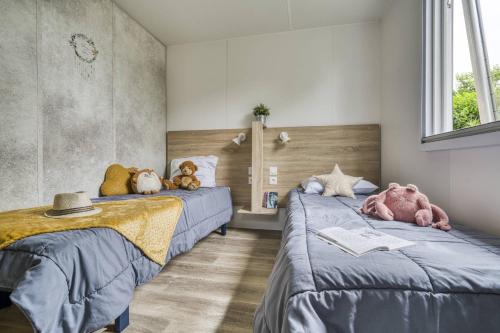 - une chambre avec 2 lits avec des animaux rembourrés dans l'établissement Tahiti Village La Grande Côte, à Saint-Palais-sur-Mer