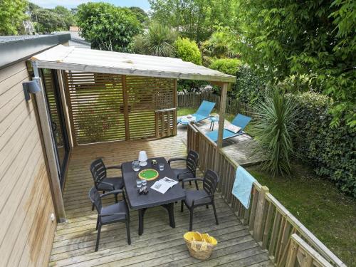 une terrasse avec une table, des chaises et un kiosque dans l'établissement Tahiti Village La Grande Côte, à Saint-Palais-sur-Mer