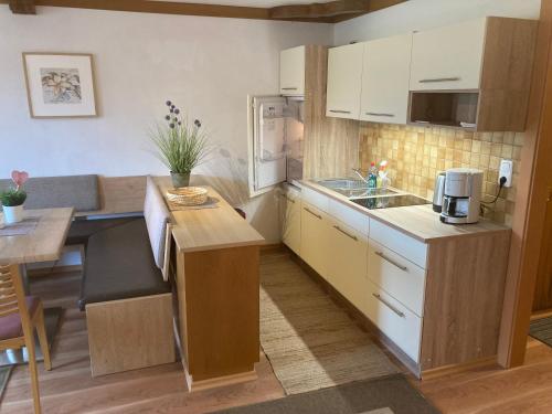 Una cocina o cocineta en Berg-Panorama-Hof Sturmgut