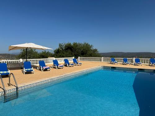 Πισίνα στο ή κοντά στο BnB Homes Luxurious Villa Stardust with Swimming pool & BBQ for Family Fun