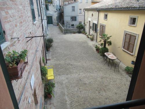 an alley with chairs and a table in a building at Appartamento Il Pradello in Corinaldo