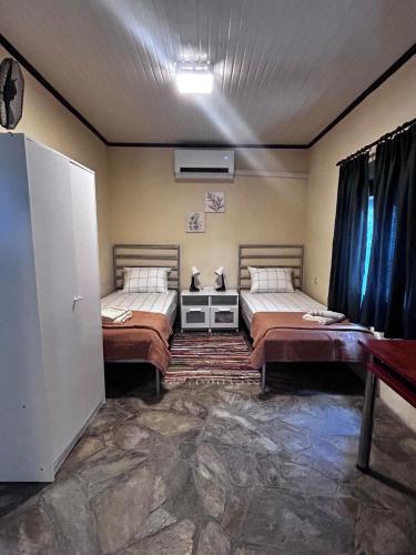 a room with two beds in a room at Lidden tree cottage in Perea