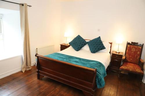 Ένα ή περισσότερα κρεβάτια σε δωμάτιο στο Wild Atlantic Way Historic House in the Burren 2 night min stay