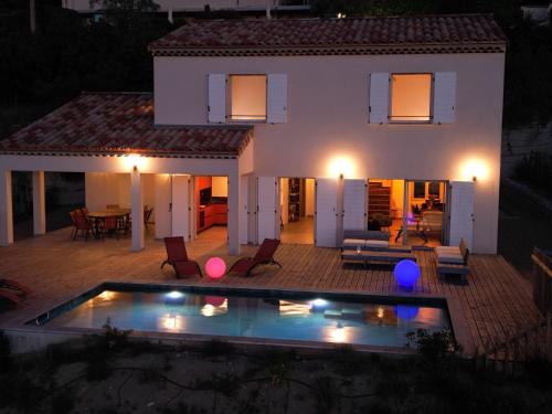 une villa avec une piscine la nuit dans l'établissement La Farnientaise - 10 pers, boulodrome, clim, piscine, billard, à Bonnieux