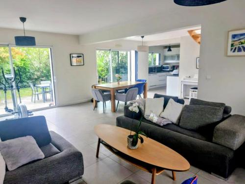 un salon avec deux canapés et une table dans l'établissement Maison 6 personnes, proche Nantes, à Treillières
