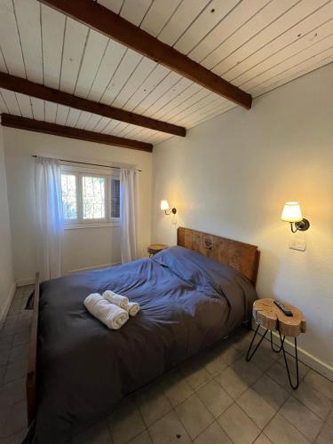 una camera da letto con un letto con lenzuola blu e una finestra di Departamento Céntrico 3 a El Bolsón