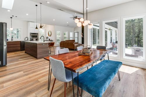 Χώρος καθιστικού στο Gorgeous Harrison Getaway with Patio and Kayak!