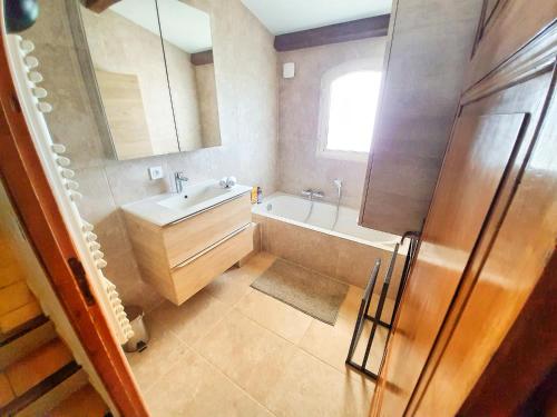 une salle de bain avec une baignoire, un lavabo et un miroir dans l'établissement Villa provençale Côte d Azur, à La Colle-sur-Loup
