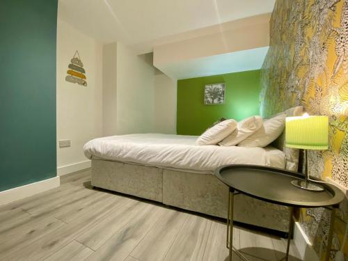 Postel nebo postele na pokoji v ubytování uniquejoe properties