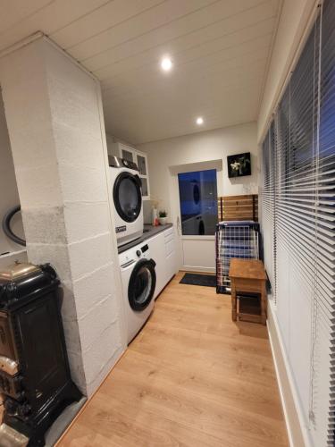Cucina o angolo cottura di Gullheyggjur Guesthouse tvøroyri